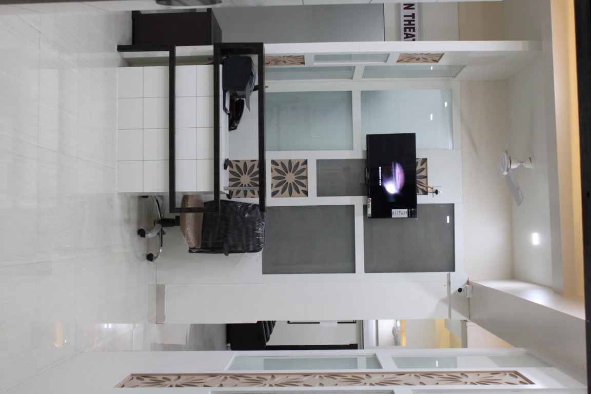 Operation theatre reception of Insight Institute seen from above, with a low concierge counter and a wall-mounted endoscope-view display